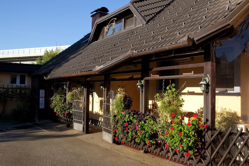 Crni Baron Pension Black Baron Maribor Buitenkant foto